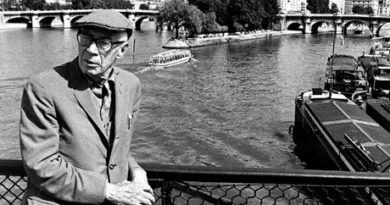 Os 11 Mandamentos de Henry Miller: O Guia de Disciplina por Trás da Genialidade Retrato de Henry Miller aproveitando um dia de sol em uma ponte