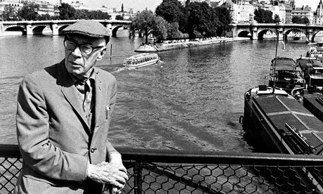 Retrato de Henry Miller aproveitando um dia de sol em uma ponte
